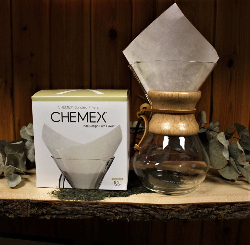 Chemex kahvinvalmistus setti puuhyllyllä